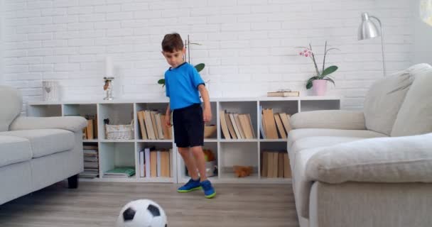 Een Jongen Van Zes Die Thuis Voetbal Speelt Tijdens Quarantaine — Stockvideo