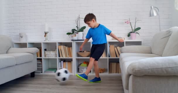 隔離Covid 19中に自宅でサッカーをしている6歳の少年 アパートでの生活スタイル — ストック動画