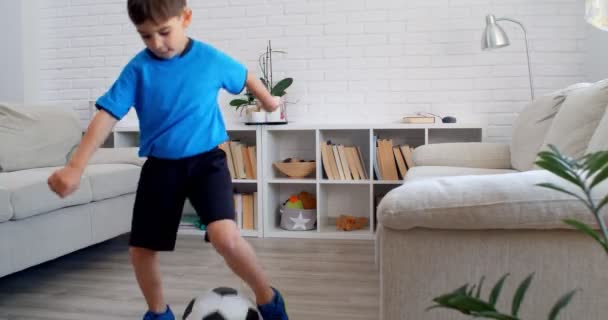Menino Seis Anos Jogando Futebol Casa Durante Quarentena Covid Stile — Vídeo de Stock
