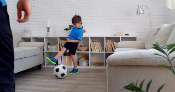 Yaşında Bir Çocuk Covid Karantinası Sırasında Evde Futbol Oynuyor Dairesinde — Stok video