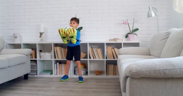 6歳の少年は 隔離されたCovid 19中に自宅でゴールキーパーの手袋でサッカーをしています アパートでの生活スタイル — ストック動画