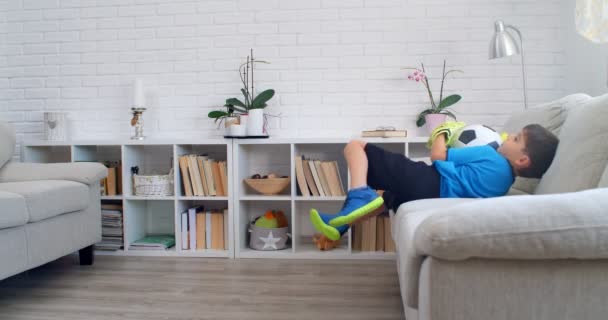 Karantina Covid Sırasında Evde Kaleci Eldivenleriyle Futbol Oynayan Altı Yaşında — Stok video