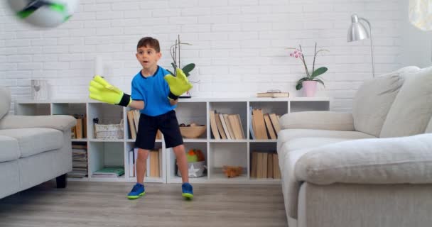 Een Jongen Van Zes Die Voetbal Speelt Met Handschoenen Van — Stockvideo