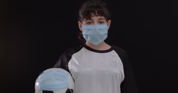Portrait Une Adolescente Footballeuse Avec Masque Protection Ballon Football Sur — Video