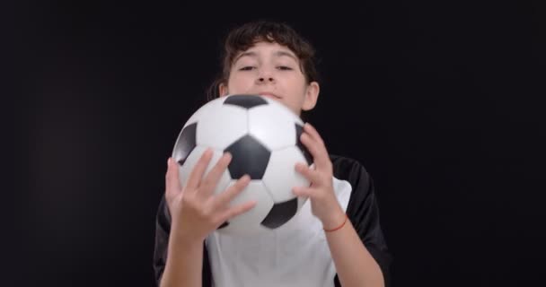 Portret Van Een Tienermeisje Voetballer Met Een Voetbal Voetbal Zwarte — Stockvideo