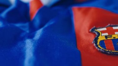 FC Barcelona 'nın resmi futbol takımı kıyafetinin detaylı çekimi, 4k dolly