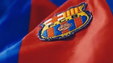FC Barcelona 'nın resmi futbol takımı kıyafetinin detaylı çekimi, 4k dolly