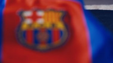 FC Barcelona 'nın resmi futbol takımı kıyafetinin detaylı çekimi, 4k dolly