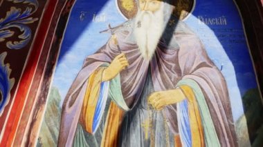Rila Manastırı, Bulgaristan 'ın en büyük ve en ünlü Doğu Ortodoks manastırı. Tavan tabloları, freskler, resimlerdeki İncil hikayeleri 4K