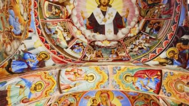 Rila Manastırı, Bulgaristan 'ın en büyük ve en ünlü Doğu Ortodoks manastırı. Tavan tabloları, freskler, resimlerdeki İncil hikayeleri 4K