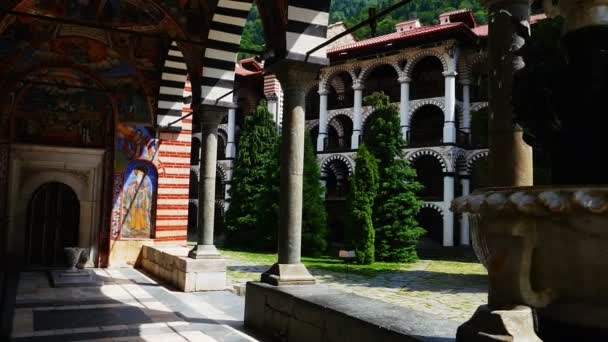 Buitenkant Van Het Klooster Rila Het Grootste Beroemdste Oosters Orthodoxe — Stockvideo