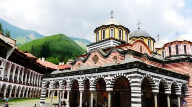 Rila Manastırı 'nın dışı - Bulgaristan' ın en büyük ve en ünlü Doğu Ortodoks manastırı, 4k