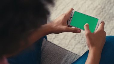 4K Genç çocuk yeşil ekran, arka manzara, pov ile telefonunda kayıyor