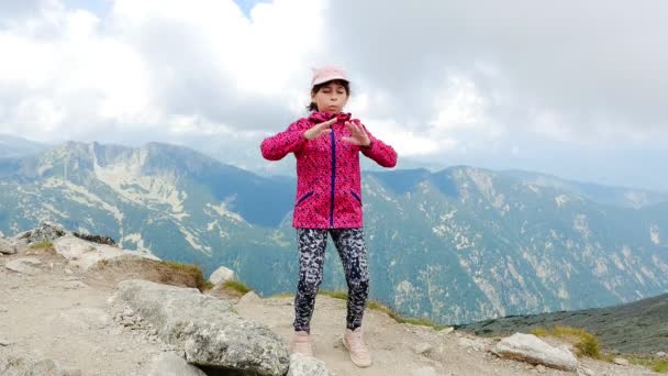 ブルガリアのリラ国立公園で最も高いムサラピークからの美しい景色を眺めながら 小さな女の子はリラックスしています — ストック動画