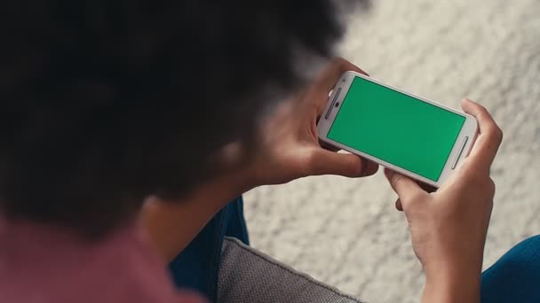 Adolescent Garçon Coulissant Textos Sur Son Téléphone Avec Écran Vert — Video