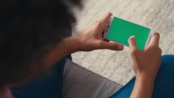 Adolescente Chico Deslizando Mensajes Texto Teléfono Con Pantalla Verde Vista — Vídeo de stock