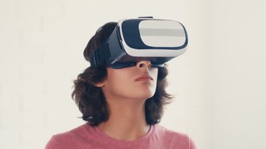 Evde modern sanal gerçeklik gözlüğü kullanan genç çocuk, 4K