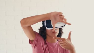 Evde modern sanal gerçeklik gözlüğü kullanan genç çocuk, 4K