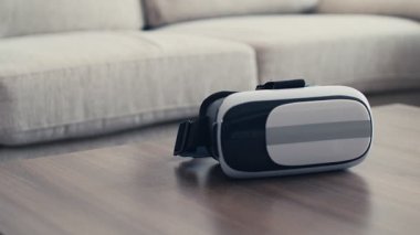 Evde modern sanal gerçeklik gözlüğü kullanan genç çocuk, 4K