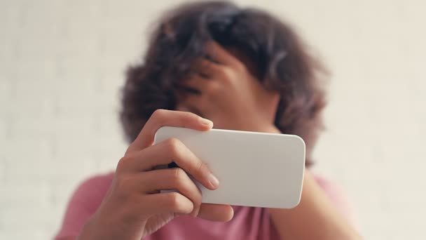 Adolescente Niño Expresando Reacción Negativa Mientras Algo Teléfono Casa — Vídeo de stock