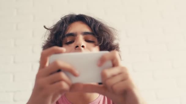 Adolescente Niño Expresando Reacción Positiva Mientras Algo Teléfono Casa — Vídeo de stock