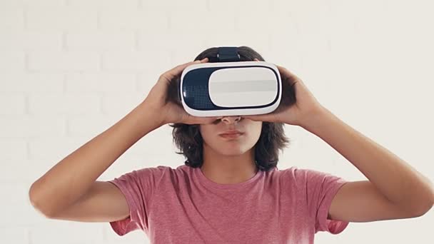 Teenager Mit Moderner Virtual Reality Brille Hause — Stockvideo