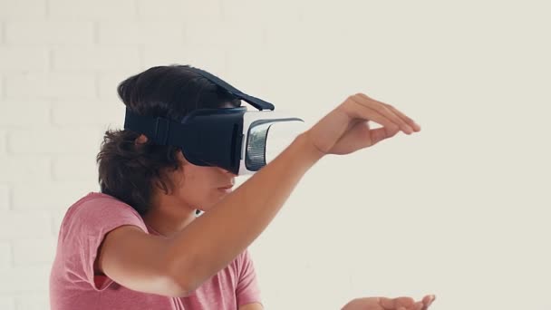 Adolescente Niño Usando Gafas Realidad Virtual Moderna Casa — Vídeos de Stock