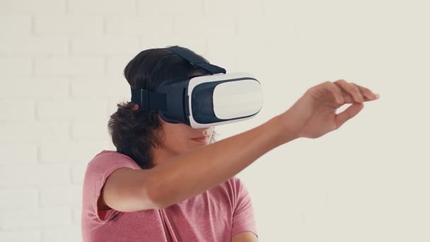 Teenager Mit Moderner Virtual Reality Brille Hause — Stockvideo