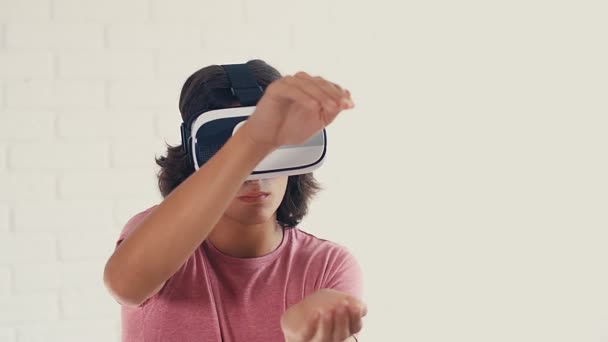 Adolescente Niño Usando Gafas Realidad Virtual Moderna Casa — Vídeos de Stock