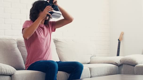 Adolescente Niño Usando Gafas Realidad Virtual Moderna Casa — Vídeos de Stock