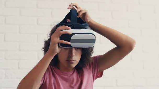 Εφηβικό Αγόρι Που Χρησιμοποιεί Σύγχρονα Γυαλιά Εικονικής Πραγματικότητας Στο Σπίτι — Αρχείο Βίντεο