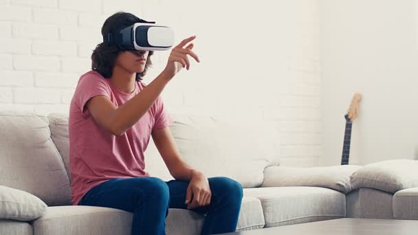 Tiener Jongen Met Behulp Van Moderne Virtual Reality Bril Thuis — Stockvideo