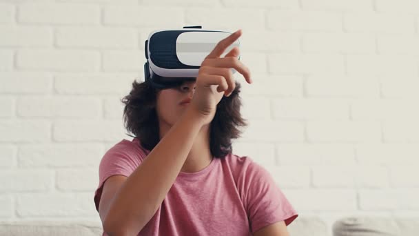 Εφηβικό Αγόρι Που Χρησιμοποιεί Σύγχρονα Γυαλιά Εικονικής Πραγματικότητας Στο Σπίτι — Αρχείο Βίντεο