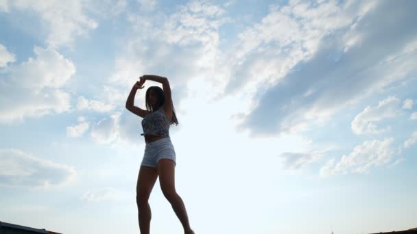 Feliz Mujer Joven Hermoso Salto Fondo Azul Cielo Fps Cámara — Vídeos de Stock