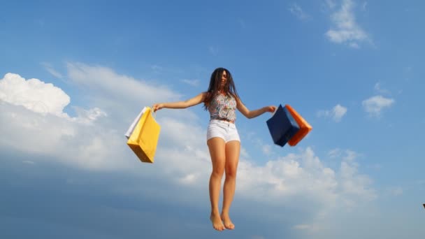 Mujer Hermosa Joven Con Bolsas Compras Saltando Fps Cámara Lenta — Vídeo de stock