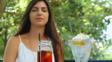 Kız limonata içiyor, 4K