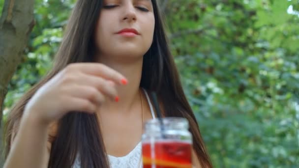 Красивая Девушка Перемешивает Лимонад Трубочкой Замедленной Съемки — стоковое видео