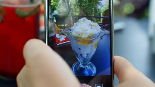 女性の手は アイスクリームの写真を撮って スマートフォンで飲みます 閉鎖だ 4Kスローモーション — ストック動画