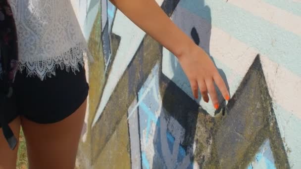 Una Mujer Joven Bonita Caminando Pared Con Graffiti Fondo 75Fps — Vídeos de Stock