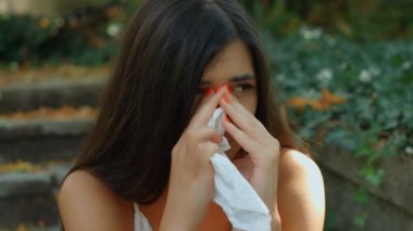 Genç ve güzel bir kadın çaresizce yerde oturup ağlıyor, 4K