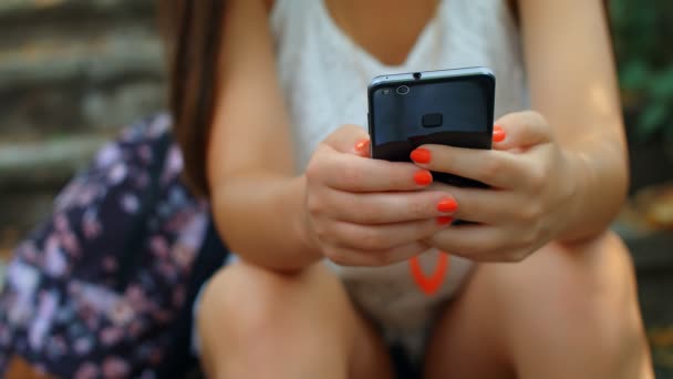 Vrouw Handen Met Behulp Van Mobiele Telefoon Touchscreen Sluiten Slow — Stockvideo