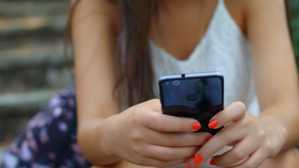 Retrato Una Mujer Joven Bonita Usando Teléfono Inteligente Parque — Vídeo de stock