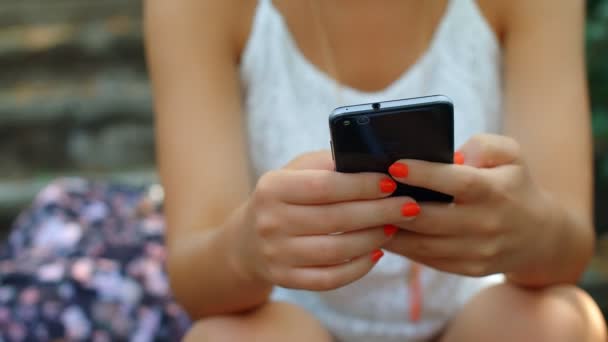 Vrouw Handen Met Mobiele Telefoon Touchscreen Sluiten — Stockvideo