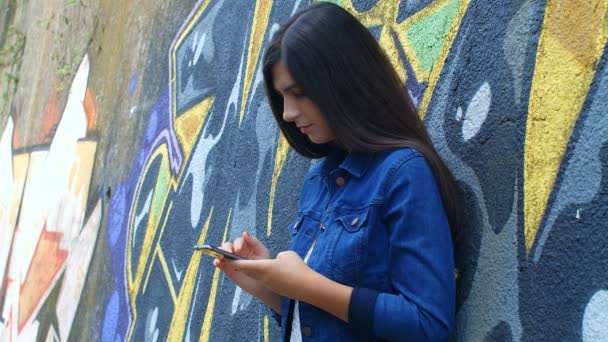Πορτρέτο Μιας Όμορφης Νεαρής Γυναίκας Χρησιμοποιώντας Ένα Smartphone Αργή Κίνηση — Αρχείο Βίντεο