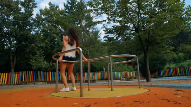 Potret Seorang Wanita Muda Yang Bahagia Bundaran Riang Pergi Bulat — Stok Video