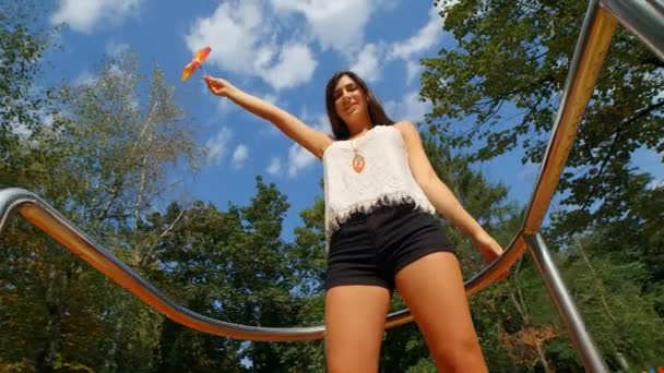 Yuvarlak Atlı Karıncaya Binen Mutlu Genç Bir Kadının Portresi Fps — Stok video