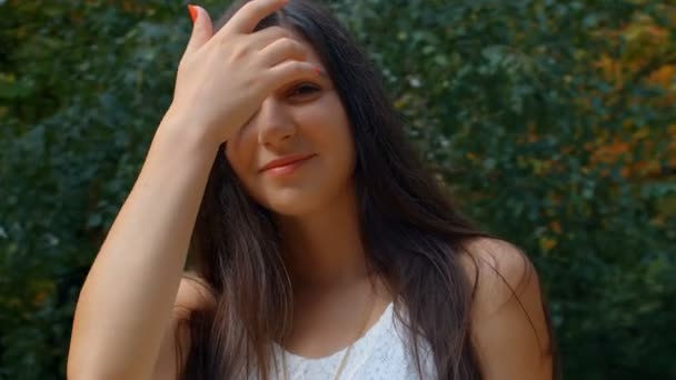 幸せな若い女性の肖像画 Fpsのスローモーション — ストック動画