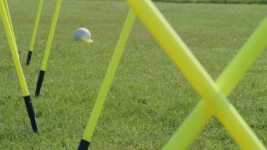 Futbol çeviklik eğitim ekipmanları. Çevik direkleri olan profesyonel futbolcu genç bayan oyuncu. 4k