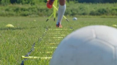 Genç futbolcu bacaklarının çeviklik merdiveni ile detaylı çekimi. 4k