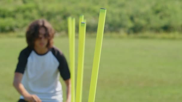 Equipo Entrenamiento Agilidad Fútbol Fútbol Joven Jugador Con Postes Agilidad — Vídeos de Stock